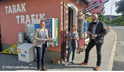 v.l. gfGRin Mag. Andrea Lautermüller, Trafikantin Astrid Kaiblinger und Umweltgemeinderat Peter Pfeiler